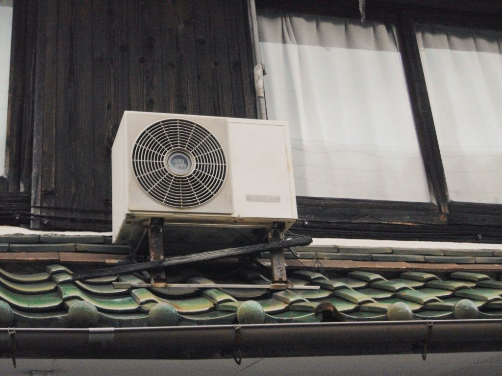 Ventilador del aire acondicionado en parte externa de departamento