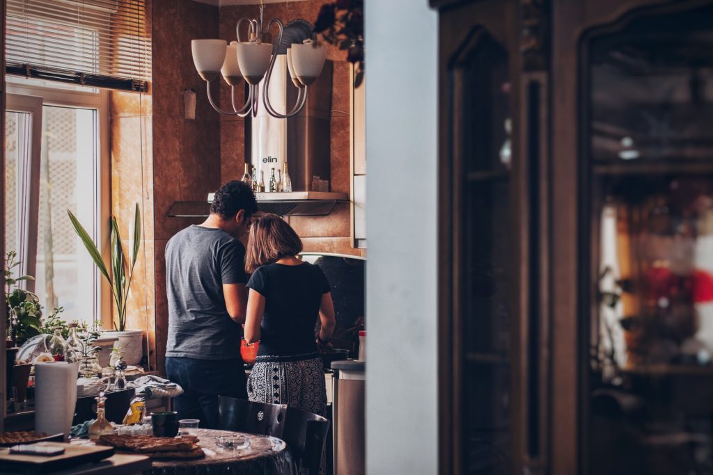 Hombre y mujer parados en la cocina