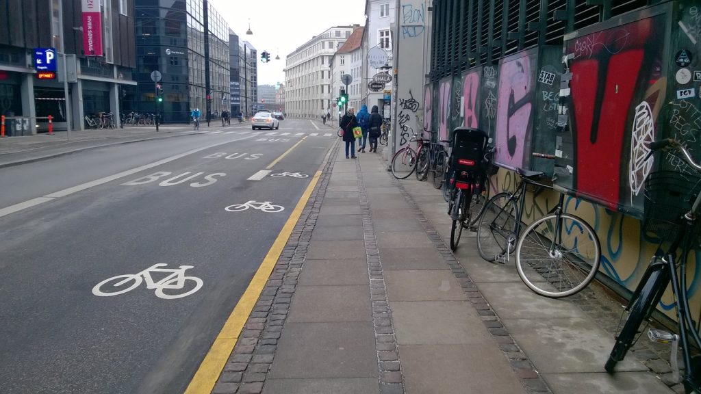 Ciclovía en una calle de ciudad con bicicletas en vereda