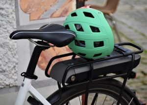 Casco verde sobre bicicleta