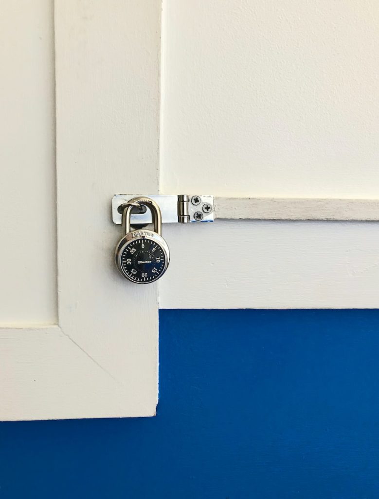 Cerradura de metal en puerta