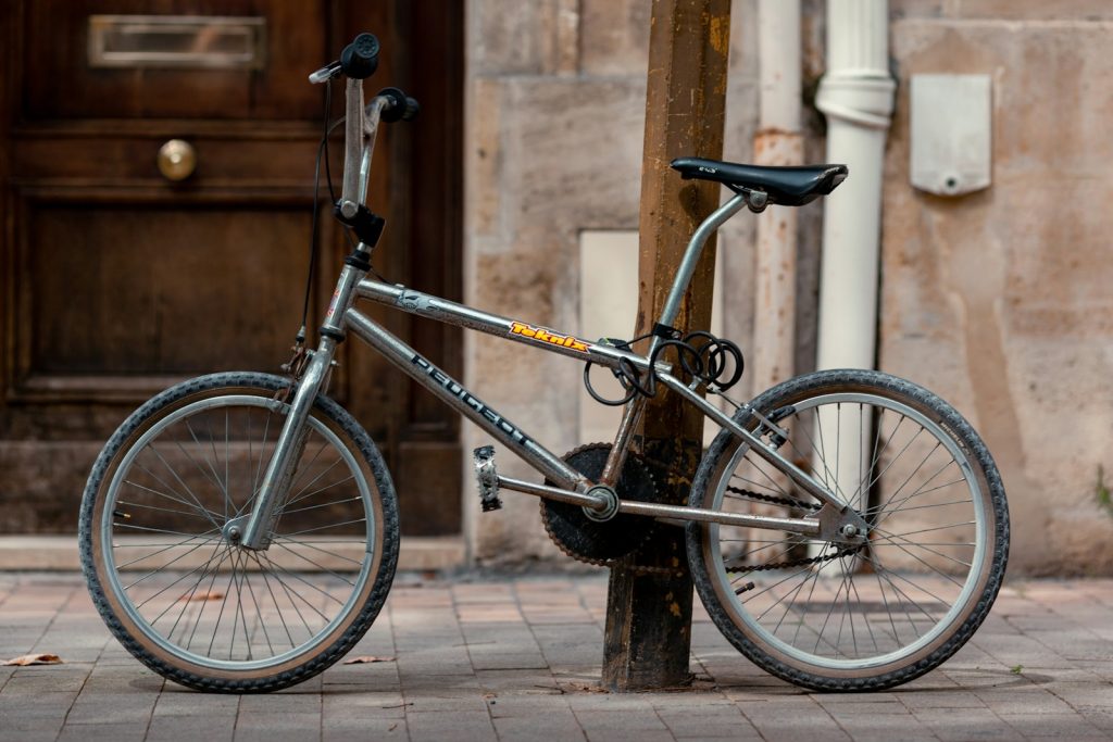 Bicicleta negra y azul estacionada en la calle