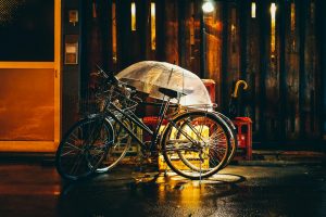 bici en la lluvia