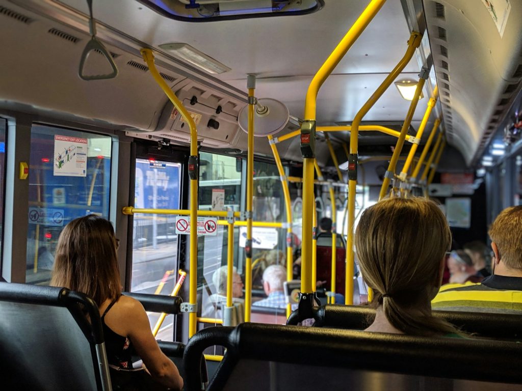 Personas sentadas en asiento de un colectivo