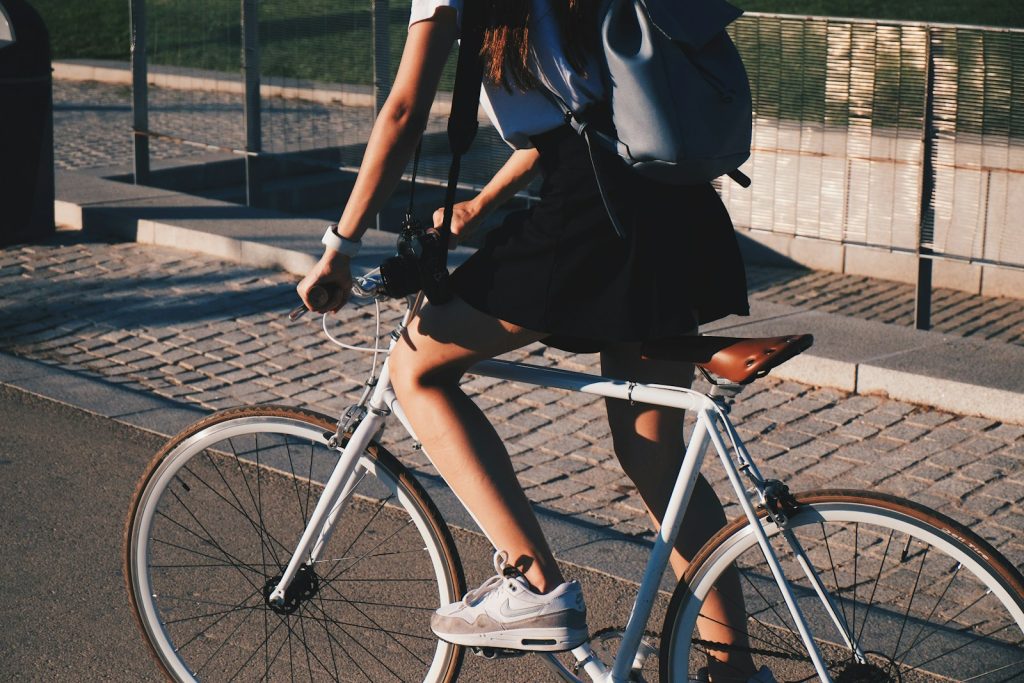 mujer en bici